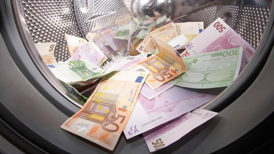 تهريب وتنبيض الاموال المصرفية في القانون المعاصر